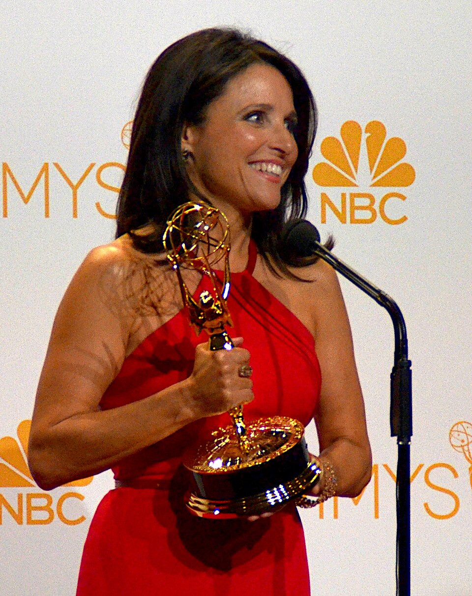 Gaun merah Emmy