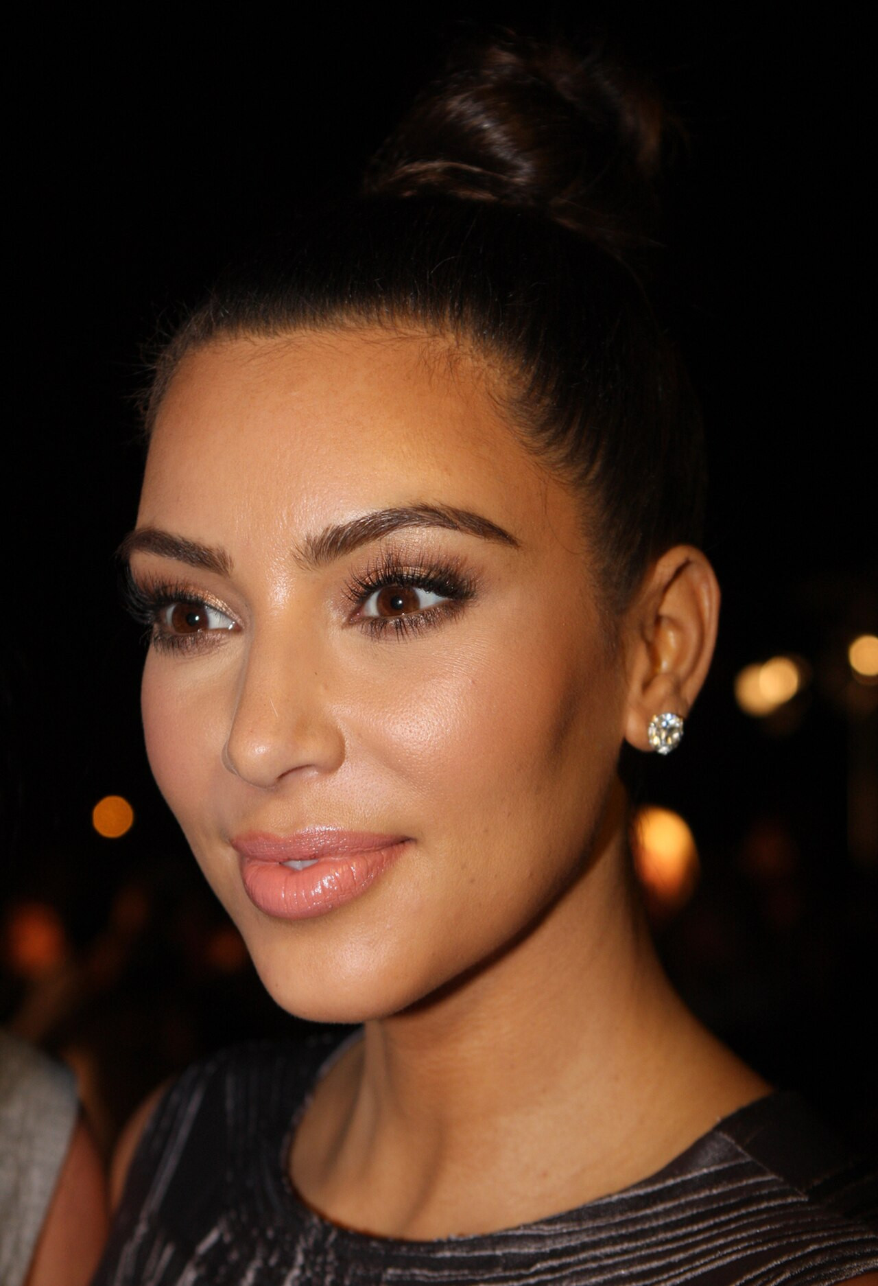 Kim Kardashian búi tóc cao, mặc đầm dạ hội đính hạt